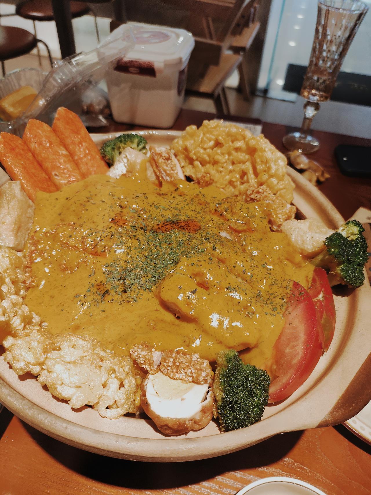 这是一家印度漂亮饭，里面有很多鲜花的装饰。摆盘也不错，上面是咖喱，底下是汤，放了