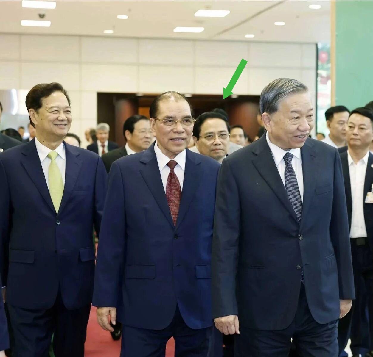 范明政这眼神有很多层意思！苏林、农德孟和阮晋勇等人参加越南农业部门的活动。范明政