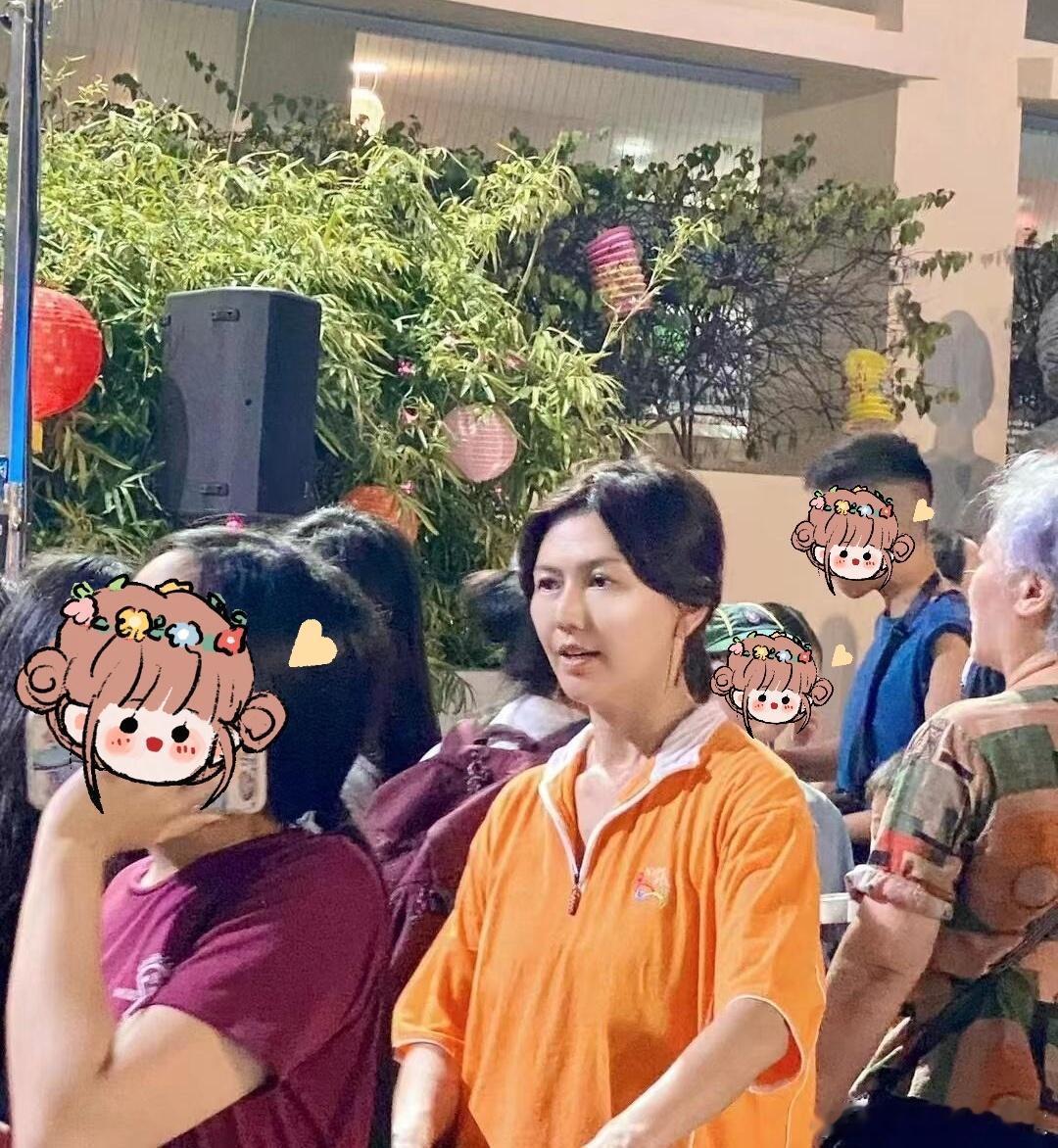 #孙燕姿在儿子学校做义工# 孙燕姿在儿子学校做义工，穿着义工服素颜露面，很接地气
