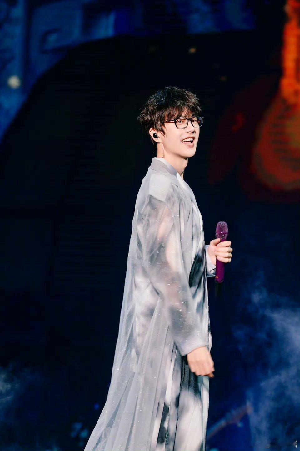 #许嵩演唱会#真city啊， 我们的哥哥回来了，你们的哥哥进去了 ​​​