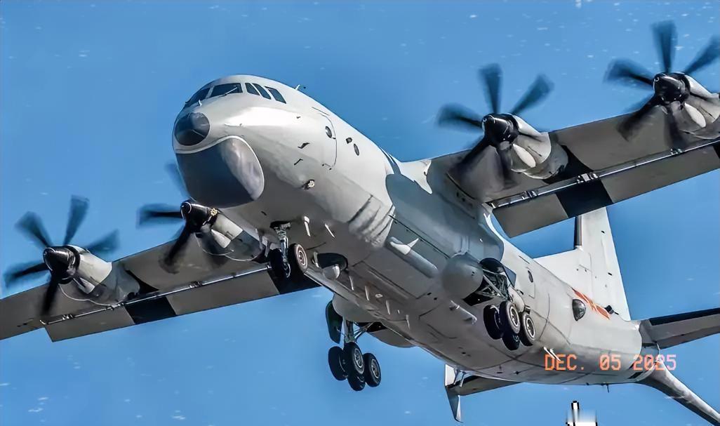 根据中国国防部的消息，12月3日下午，东部战区一架运-8反潜巡逻机在东海例行巡逻