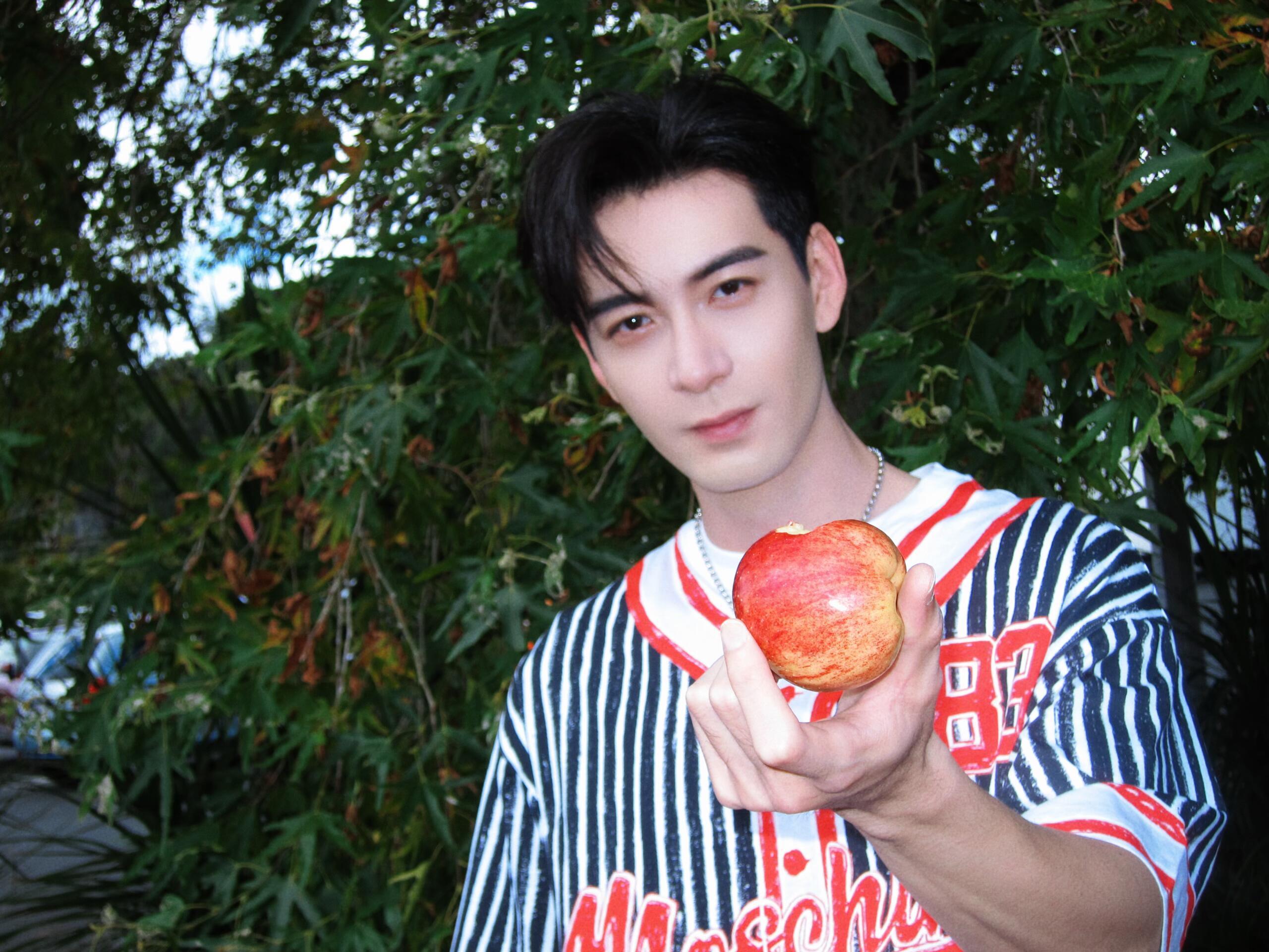 “you are the apple of my eye。”“你是我的掌上明珠”