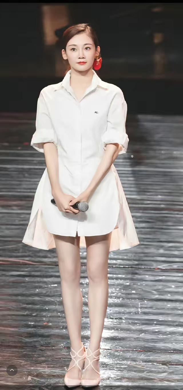 就演过一个电影就结婚回家生孩子一口气生了三个孩子人家还长这样这哪是妇女这分明还是