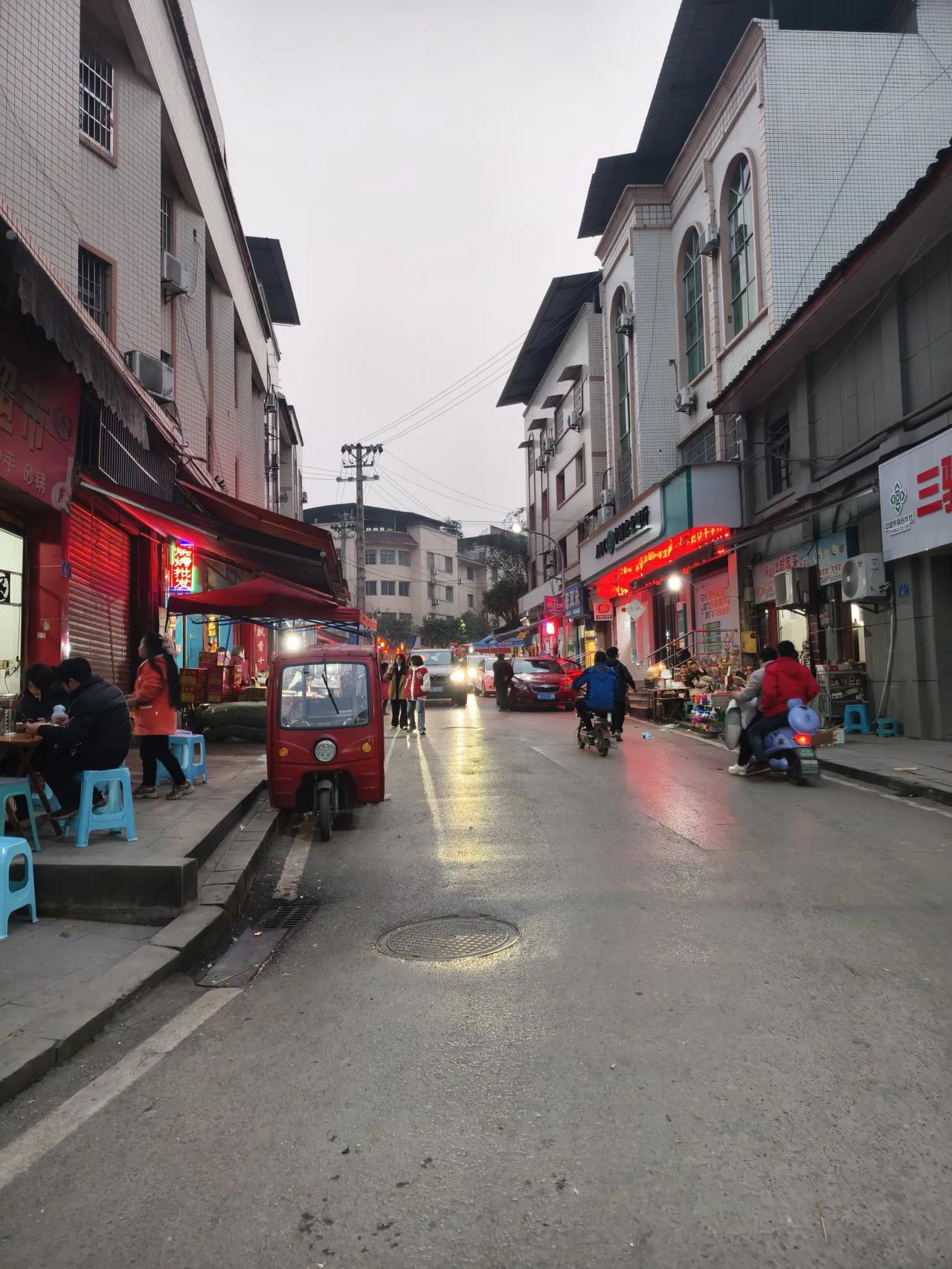 三驱街头
        ——南木子
傍晚时分回三驱，
街头冷清缺人气。
为何初