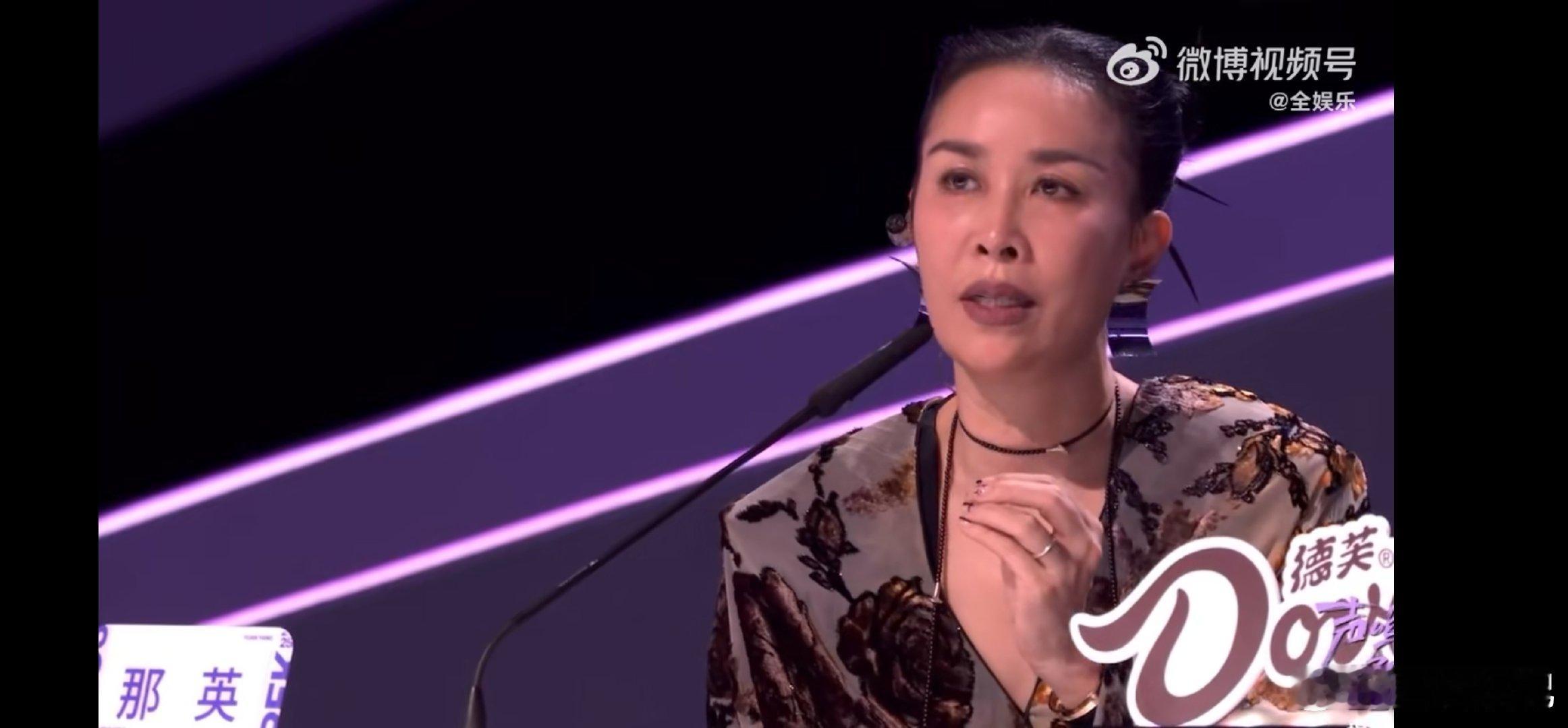 . 那英从不搞虚头巴脑的东西，上期查票直面票数争议，这期改赛制解决实际问题。她的