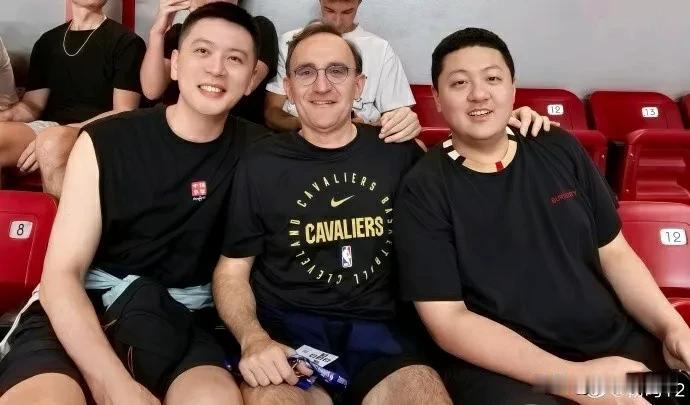 杨鸣社交媒体发布他和助教乌戈、经理刘子庆观看杨瀚森NBA夏季联赛的动态被球迷质疑