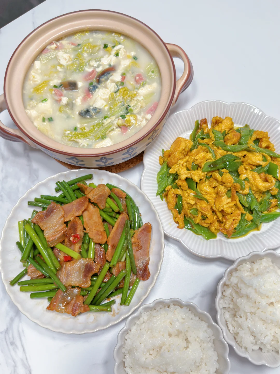 ✅晚餐分享｜蒜苔炒腊肉➕青椒鸡蛋➕皮蛋豆腐汤