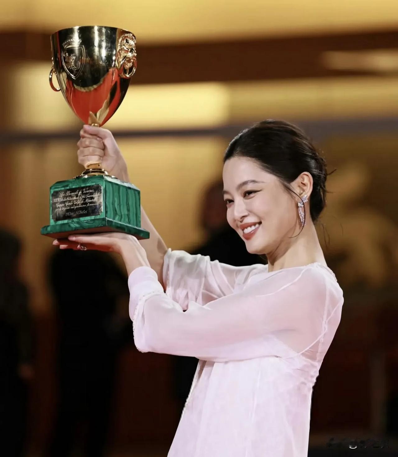 如果辛芷蕾全靠背景资源运作就能拿奖，那国内比她资源多地位高的一大把。

她能演初