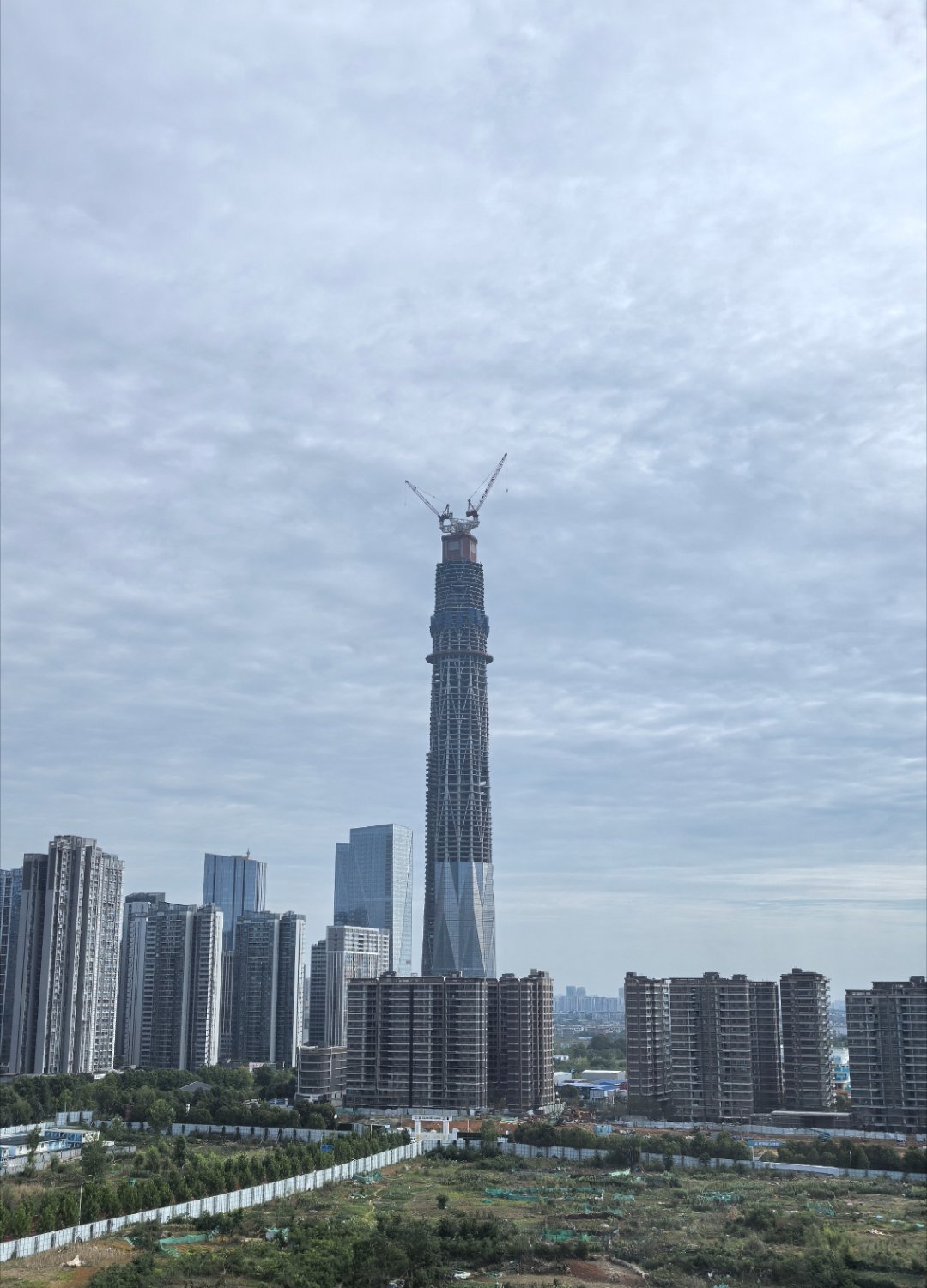 华北第一高楼烂尾十年后重启窗外的西南第一高烂尾楼468蜀峰什么时候修好？ 成都·
