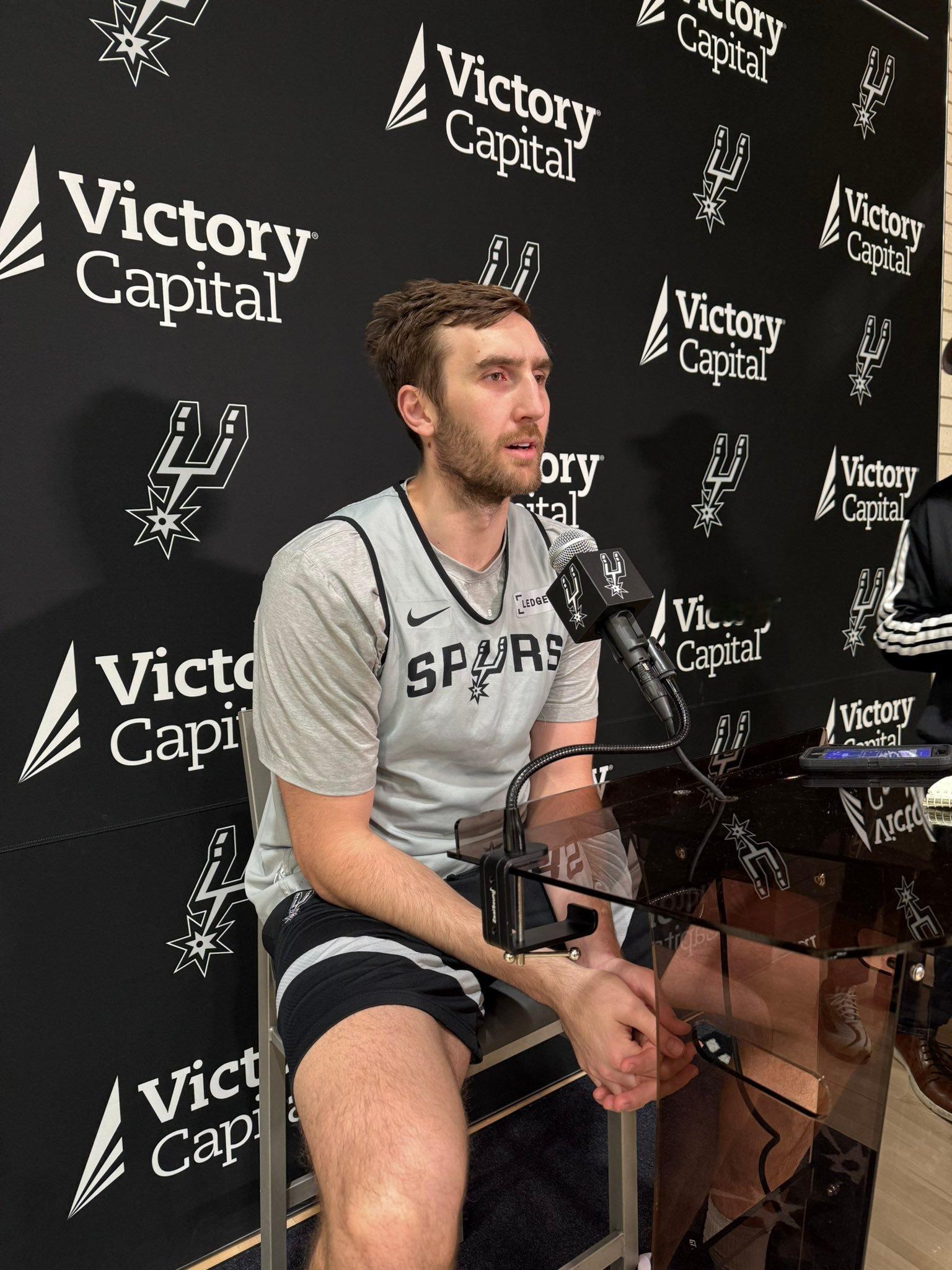 科内特在今天采访中谈到球队排名话题:“在某种程度上，我们们甚至会刻意保持这种“糊