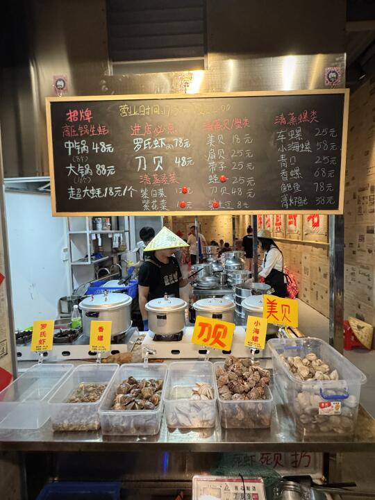 南宁居民楼下的小破店….晚上9点人还那么多！