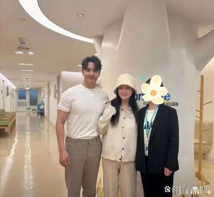 张檬的肚子明显大了许多，似乎增重了不少。 