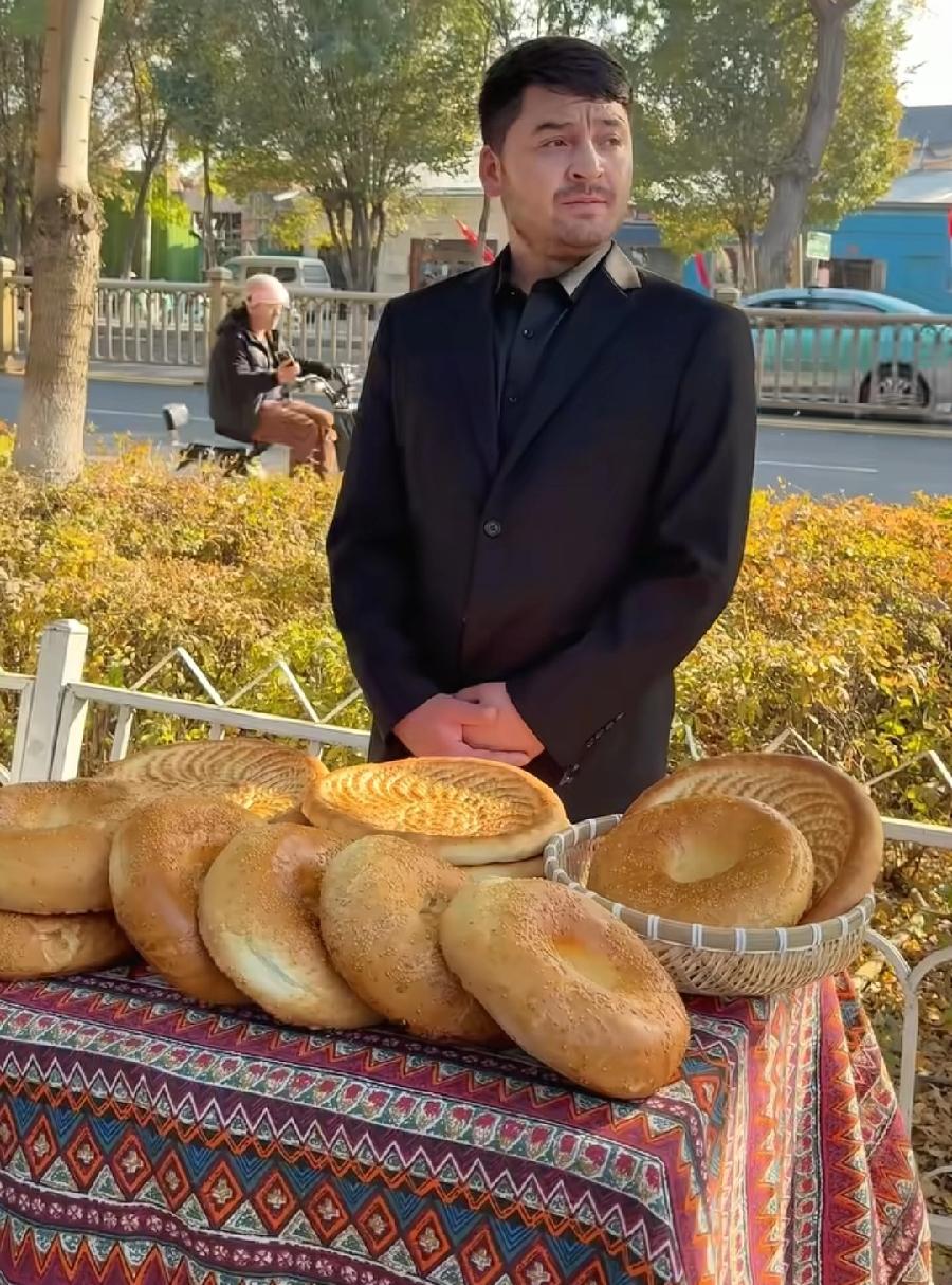 新疆打馕斯基与泽连斯基，长得太像了，年龄也差不多，穿衣再一样，简直就是双胞胎兄弟