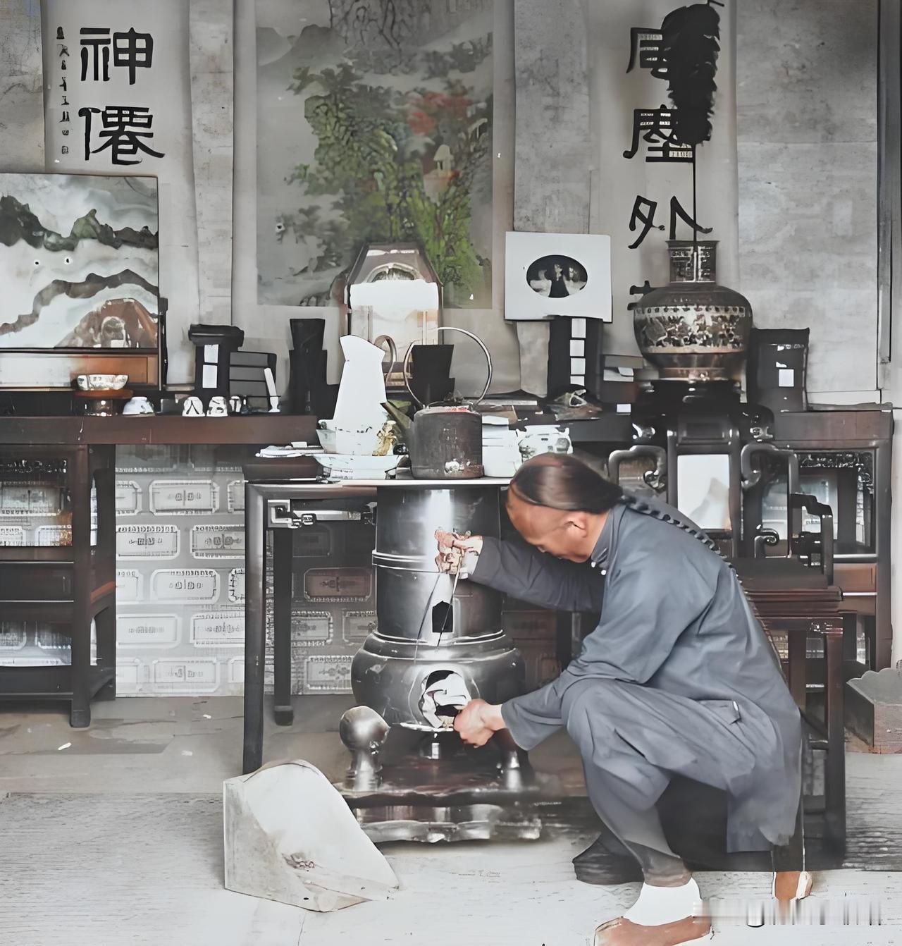 1901年的北京，一户富贵人家的宅邸内，茶香袅袅升起。一名下人正忙着往烧水的炉中