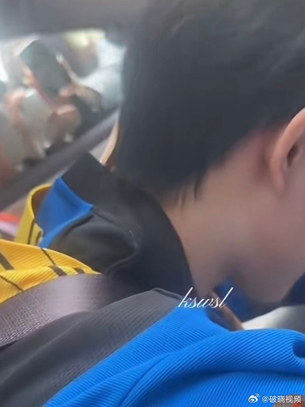张极没绷住的原因谁来救救张极哈哈哈哈哈哈哈到底谁敢看这个视频啊！快来救救孩子吧，