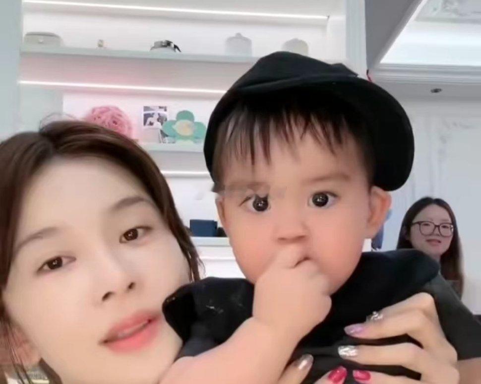 曝赵樱子有孩子了有孩子也很正常，属于个人隐私 ，从评论区看来是个女儿 
