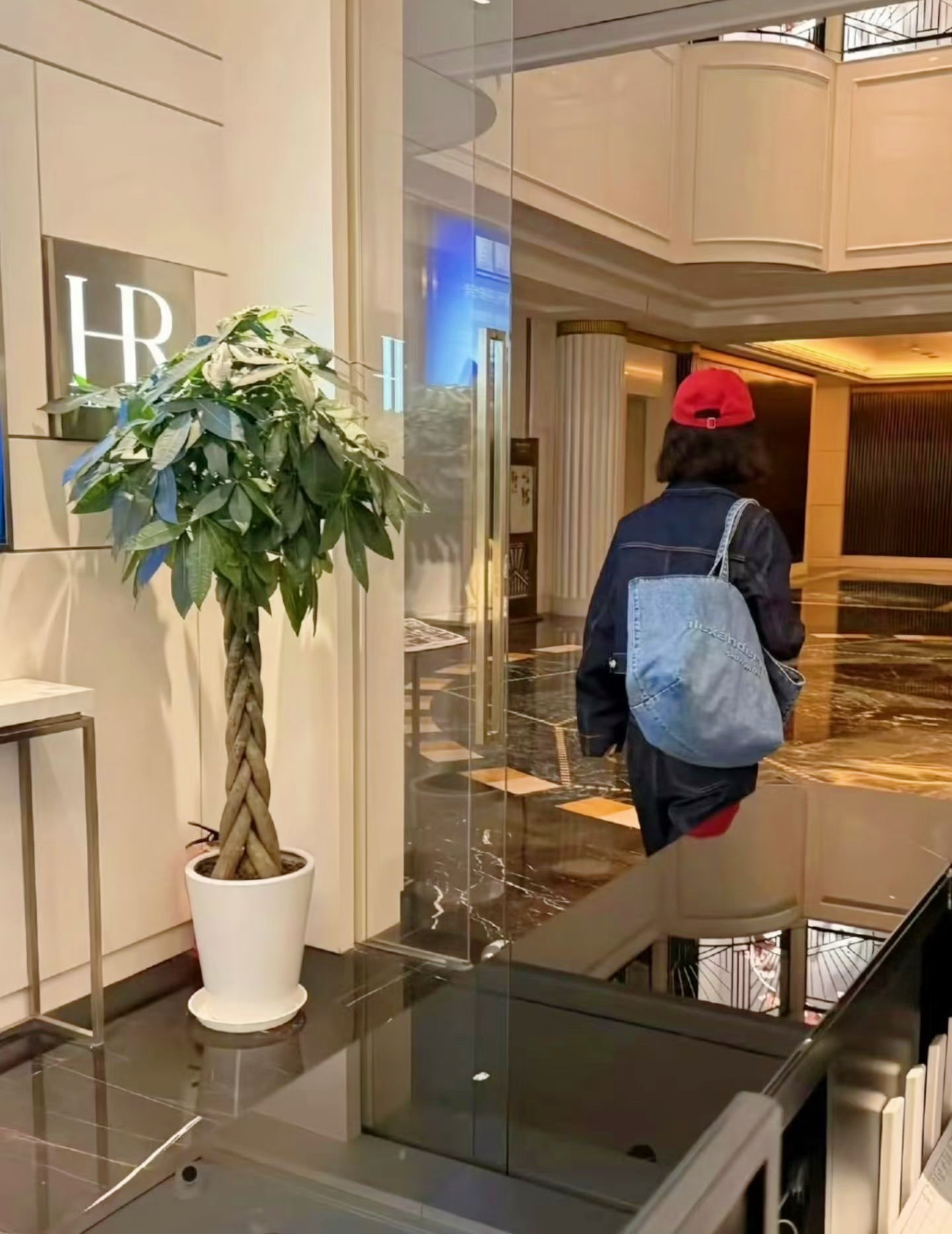 赵丽颖又被网友偶遇了但是怎么感觉头发长度不像新的啊～