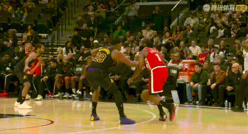 18+7+10+7失误！哈登21中6手感不佳，仍有关键3分。
1节小卡发威他安心