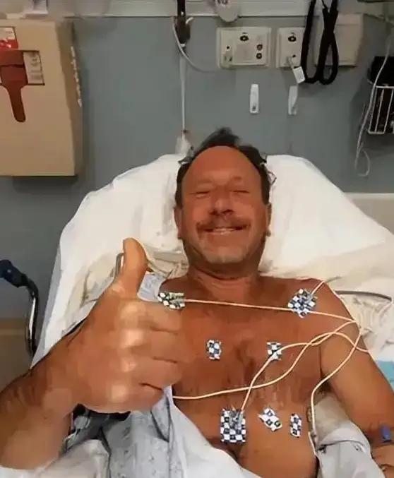 2021年，美国潜水员在海底捕捉龙虾，却被15米长的坐头鲸整个吞下，就在这危急时