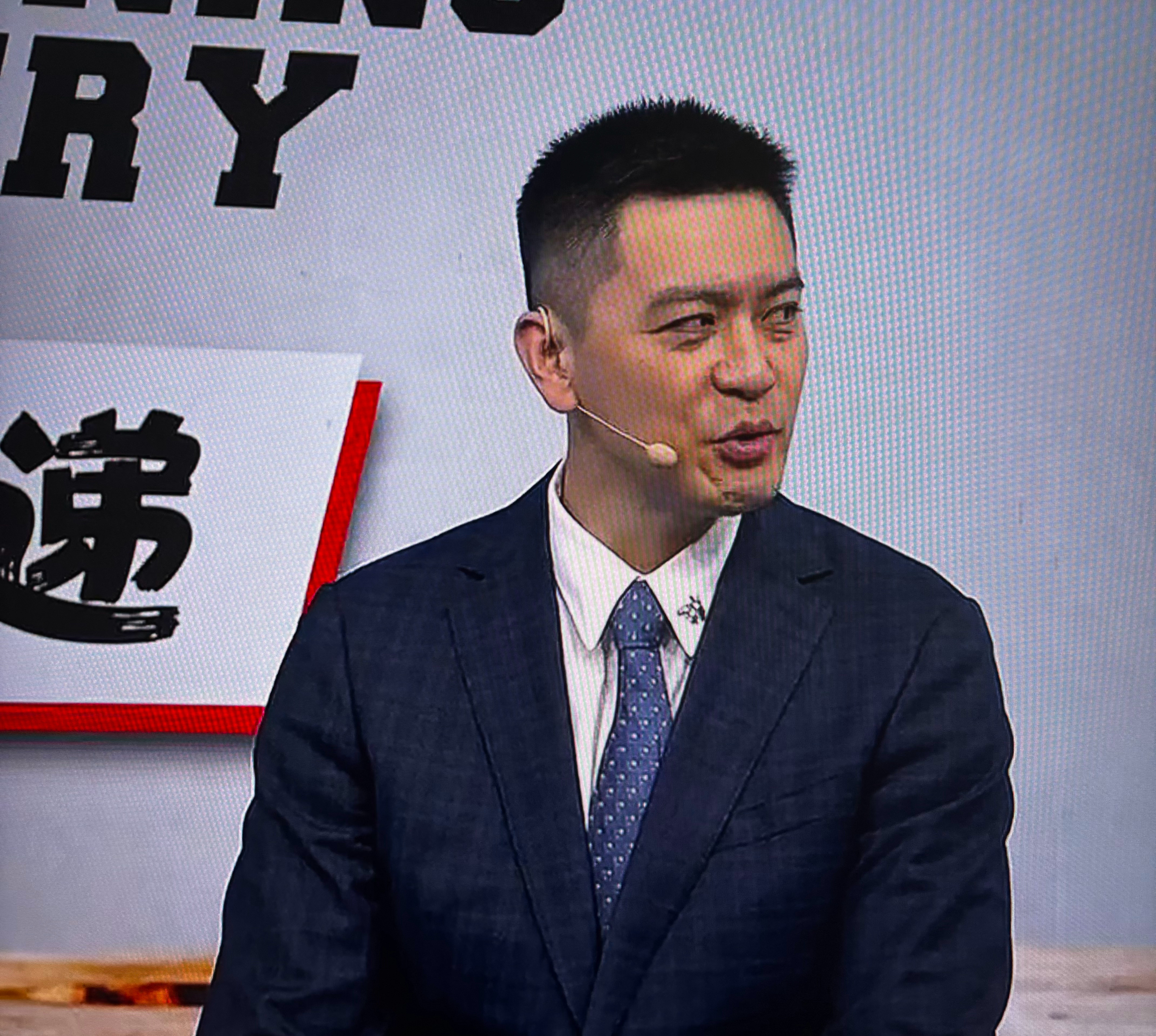 有一说一，杨鸣的解说水平非常高，表达能力，解说质量都很在线。 湖人vs雷霆