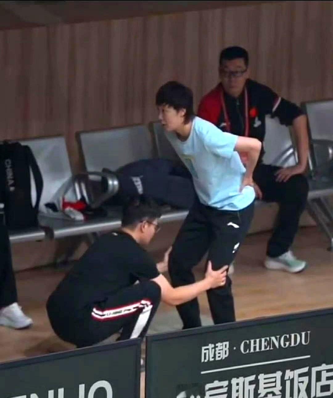 成都混合团体世界杯，王曼昱训练馆热身现场曝光！曼昱现在没有主管教练带着，孟队医就