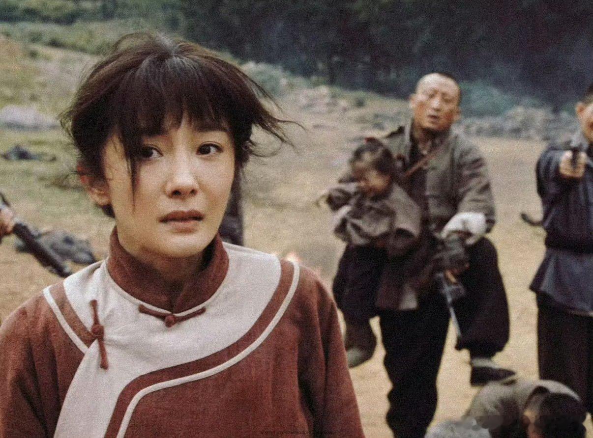 宁绣绣站起来时散发的神性 不是没有怕过，是那份对村子的牵挂压过了恐惧。杨幂的眼神