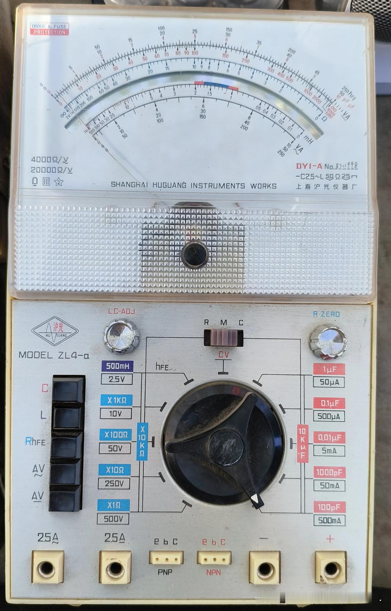 指针式万用表型号的分辨
一般指针式万用表上会同时标两个型号，最常见的情况是：
1