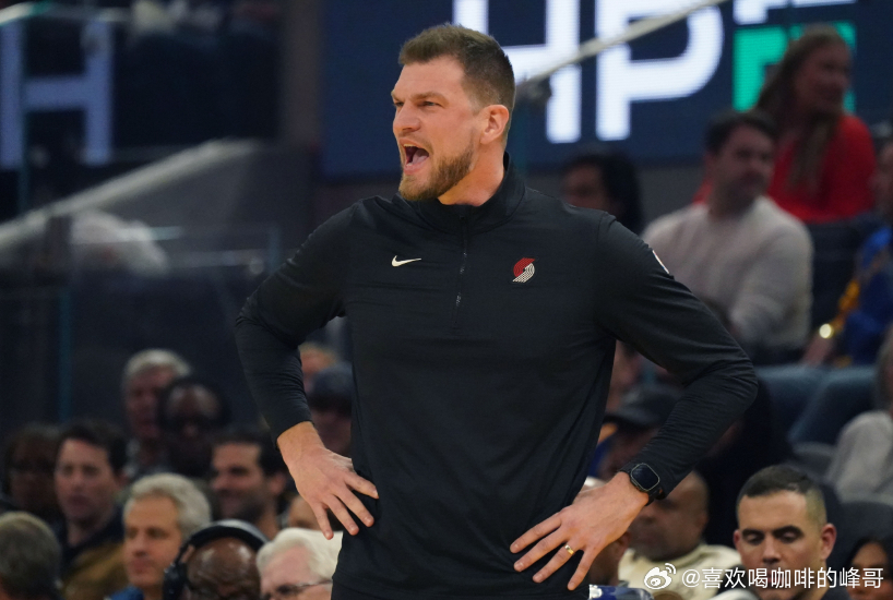 近日名记Marc Stein在自己的播客中透露，开拓者可能在休赛期考虑更换主教练