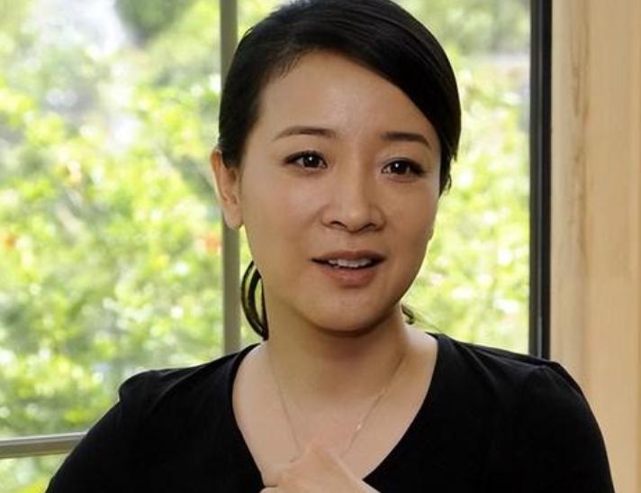 她是国家一级女演员，多次给丈夫戴绿帽，重病丈夫坐轮椅也不离婚
娱乐