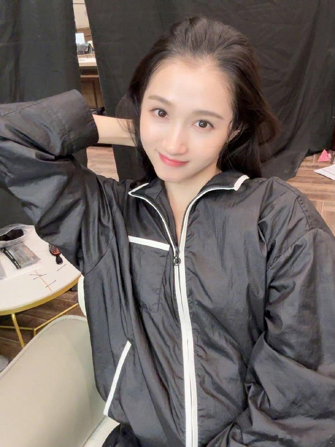 关晓彤说杀青后的第一件事修剪发尾关晓彤修剪发尾Live照关晓彤说杀青后的第一件事