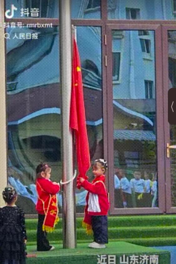 上人民日报了！山东济南，一幼儿园组织升旗仪式，旗手不是幼师、也不是高年级男生，而