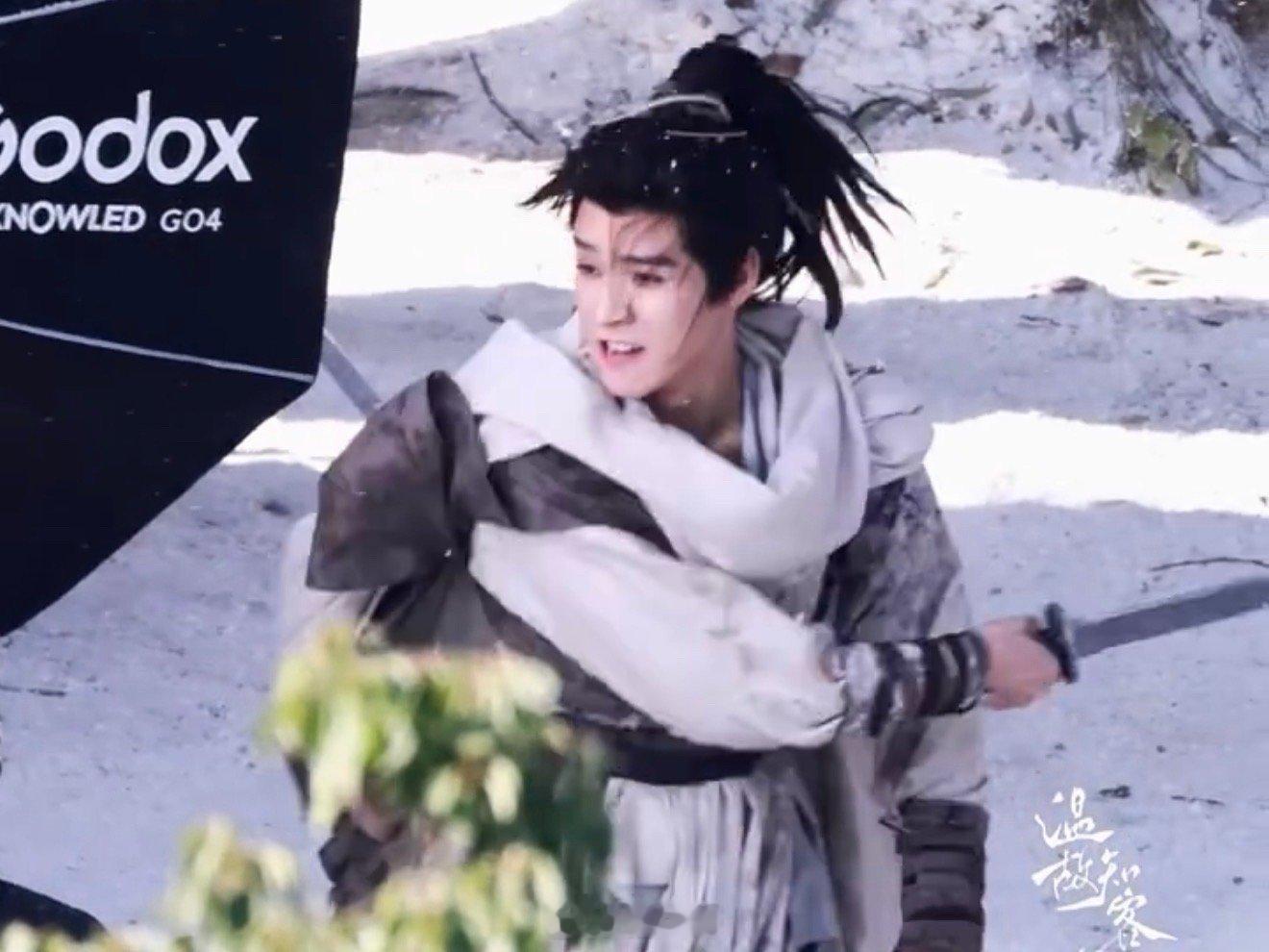龚俊白衣公卿雪中打戏路透龚俊在电视剧《白衣公卿》的新路透来了，就是说龚俊和武侠风