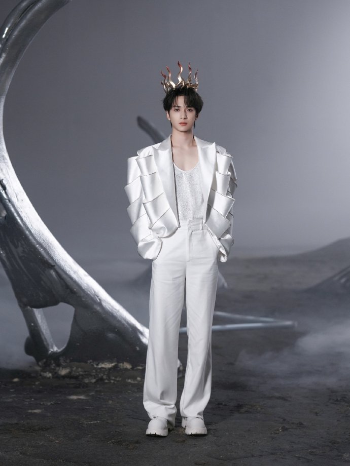 严浩翔火焰皇冠严浩翔华服鎏金皇冠剧照 严浩翔华服鎏金皇冠剧照，是火焰皇冠，满分帅