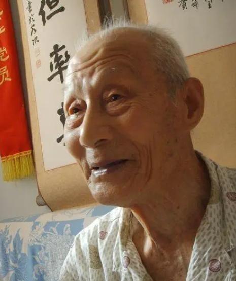 1983年，夏部长盯着一位穿着军裤的农民观看了很久开口询问：“您参加过开国大典吗