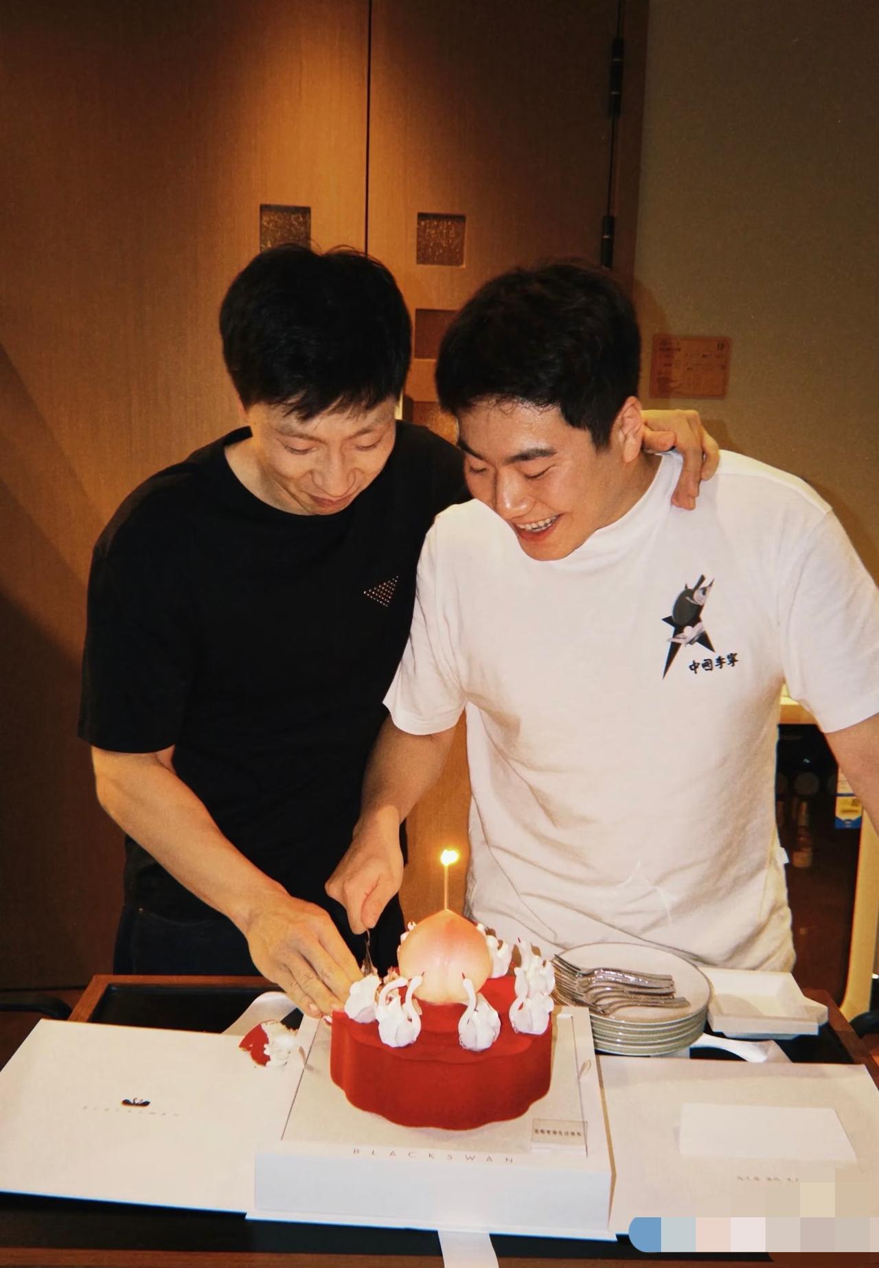 马龙，梁靖崑一起过生日🎂，王楚钦也参加了生日聚会，这样的画面真的太幸福😍！