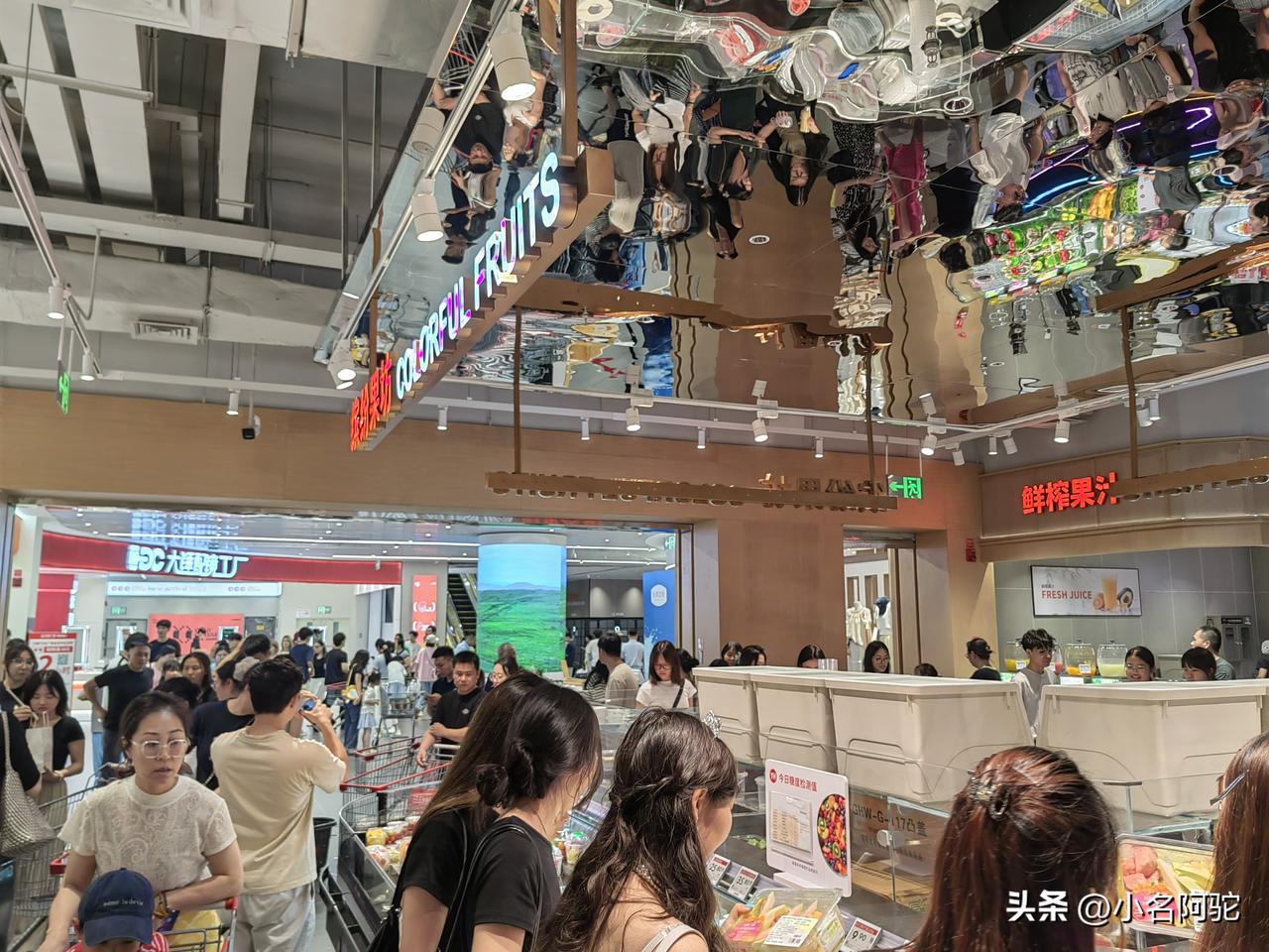 柳州万达广场，某超市开业，热闹非凡，人挤人，还要排队进来。
可之前此地也是一个同