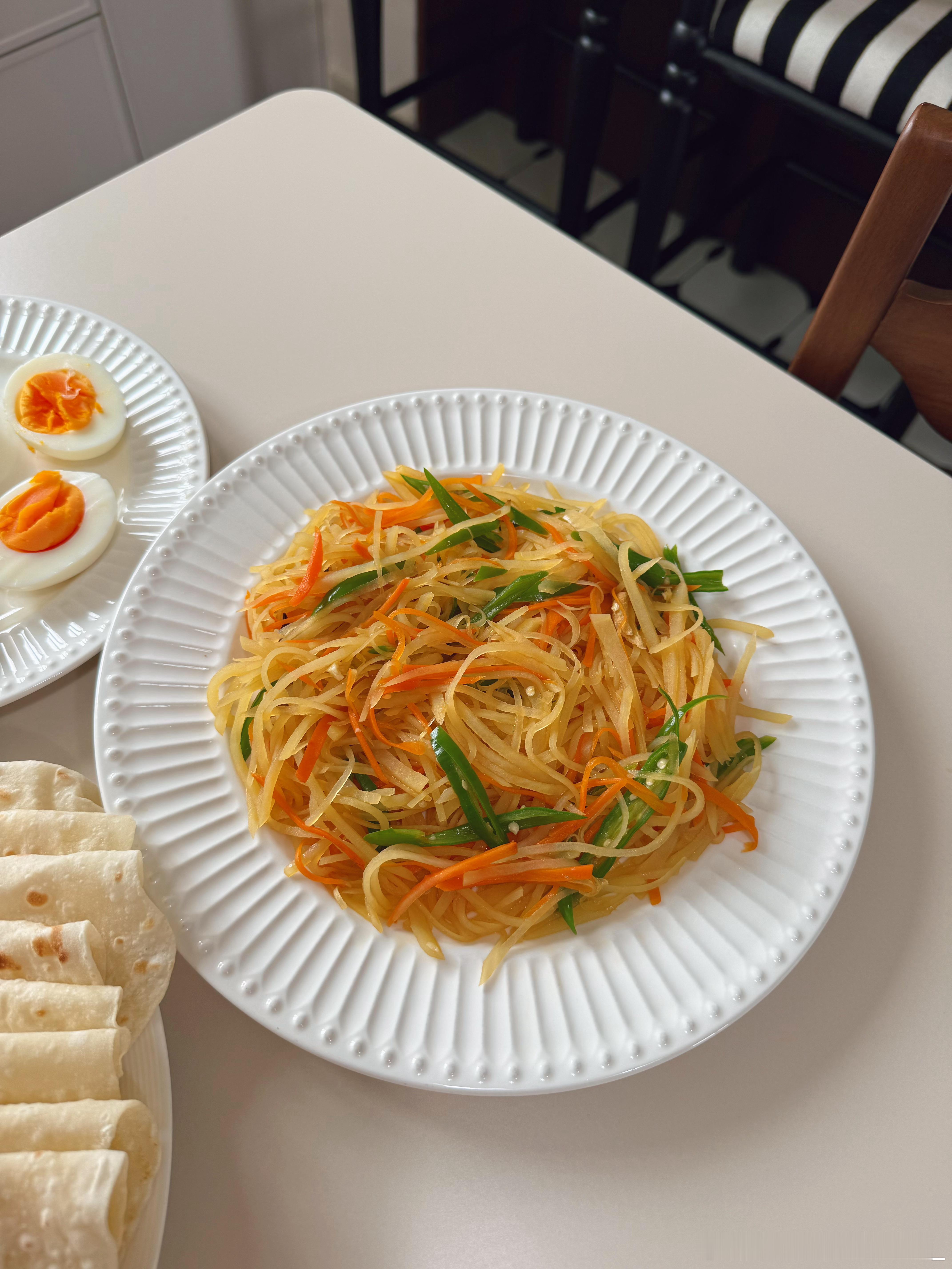 单饼卷土豆丝～大饼卷一切都好吃