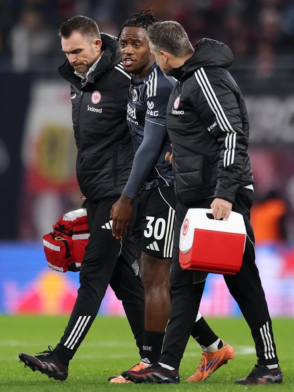 已经缺少主力射手布尔卡特的法兰克福，前锋线又雪上加霜，32岁的老将巴楚瓦伊跖骨骨