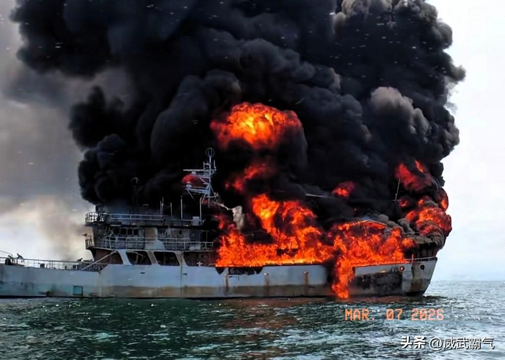 很明显，要不就是美军航母至少是被打击击中了有问题，要不就是二艘航母已经打不赢伊朗
