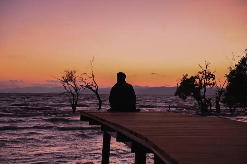 人生至乐之事，不正是拥有一方独处天地、一份心仪事业、一处相对自由之境，心中有爱且