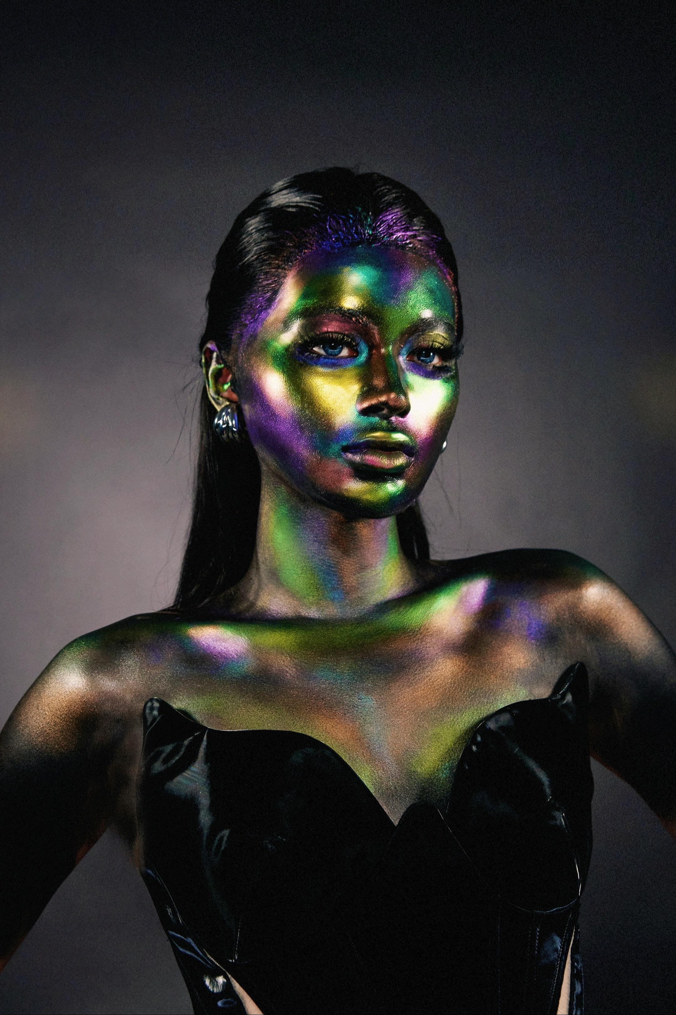 “...午夜阳光下的黑水中果实将成熟,而黑暗中的金色果实将豁裂揭示出泥...