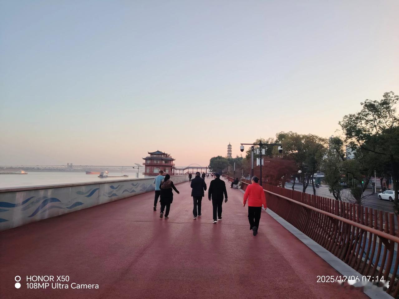 12月6日长江岸边晨练打卡分享运动快乐