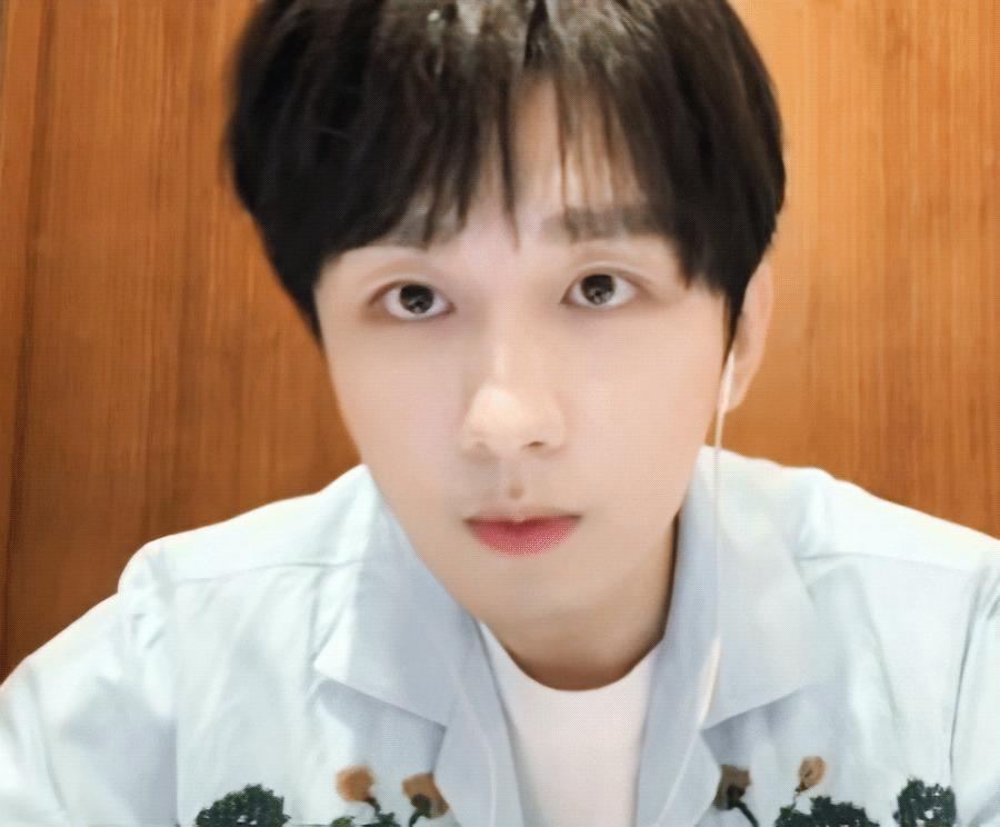 成毅[超话] 我的快乐来源：偶然捕捉到成毅 可爱瞬间，整颗心都融化啦[爱慕] ​