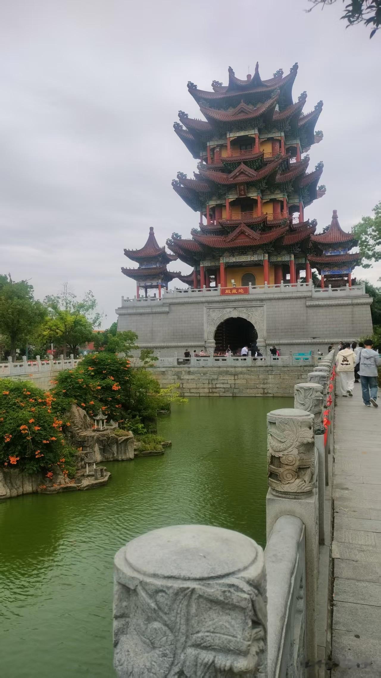 还真的是，不到黄河心不死…… 今天带终于儿子去了他心念已久的南海禅寺。因为外观看