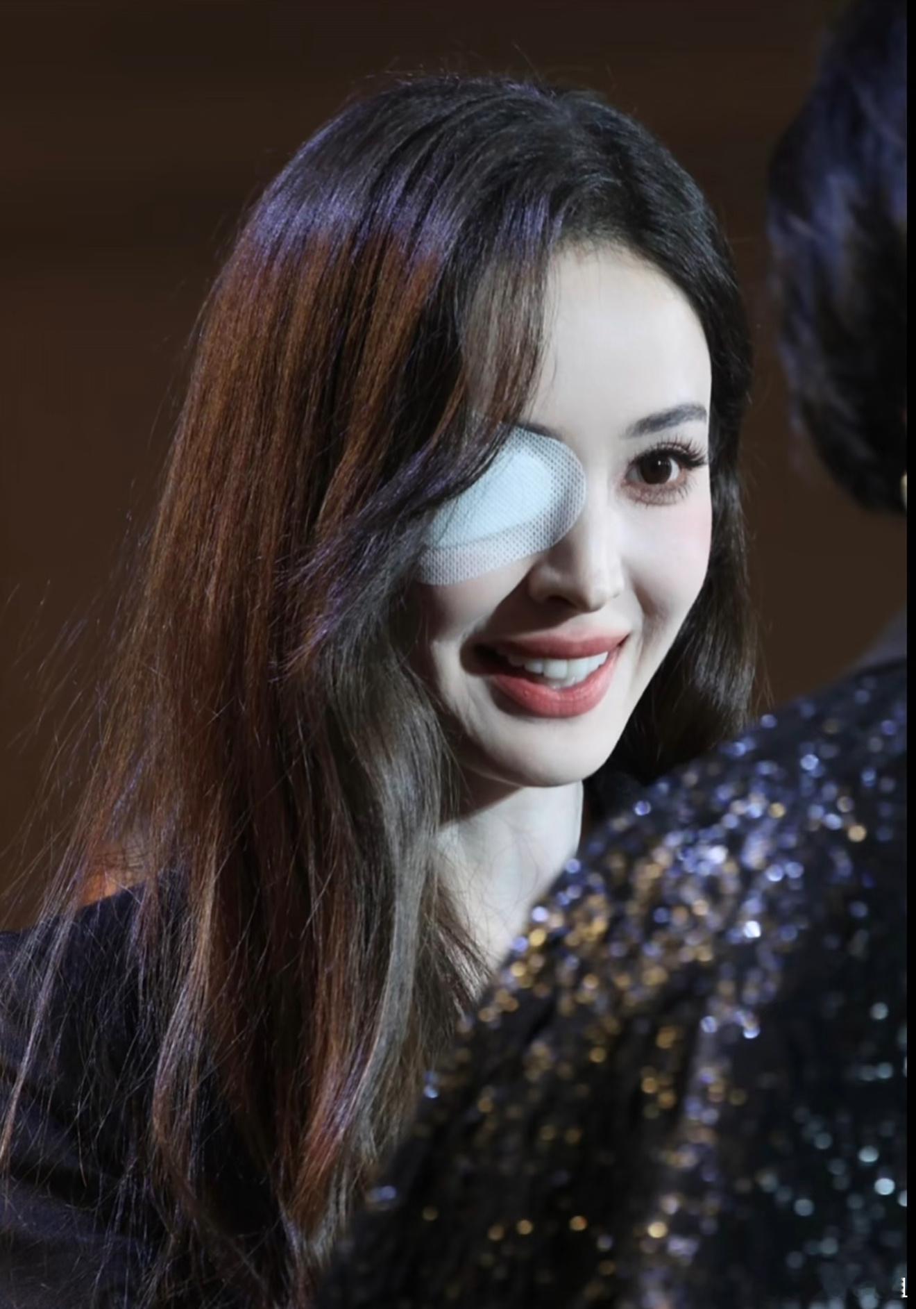 古力娜扎半张脸的杀伤力别人要凑齐五官才算完妆，娜扎半张脸就能封神。右眼纱布一贴，