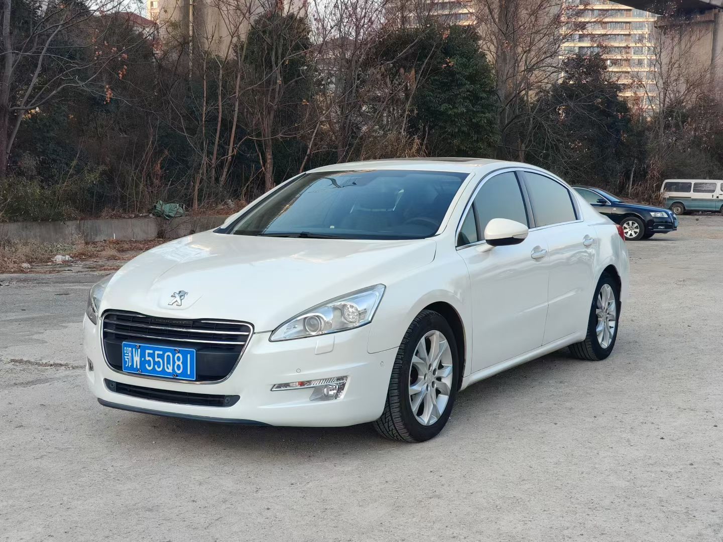 14年标致508旗舰版，2.3自动档天窗。安全行驶10万公里。无钥匙进入 一键启