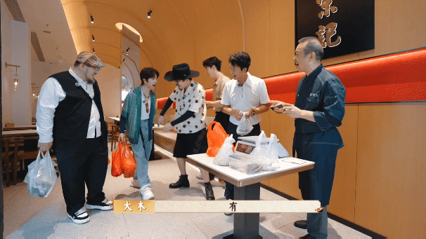 陆虎提着两个红色塑料袋就来蹭饭了食养江湖陆虎提着两个红色塑料袋就来蹭饭了，突然就