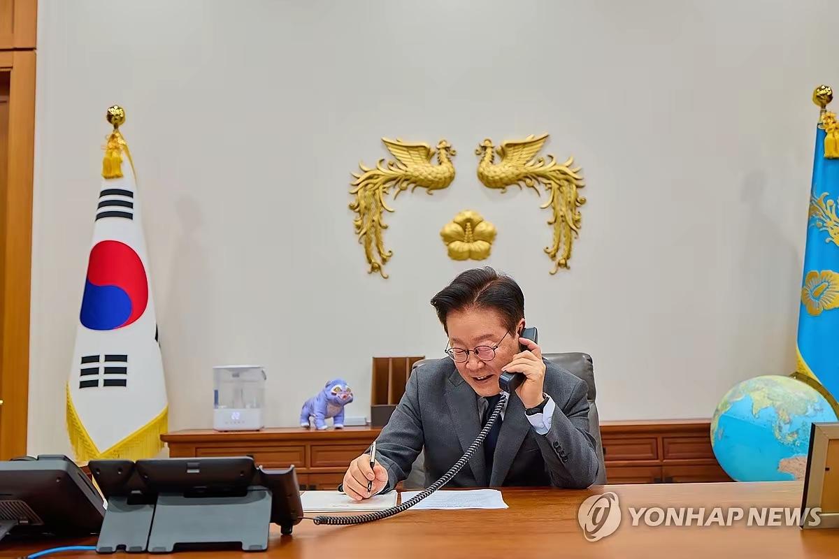 ​韩国总统李在明这时候已经搬迁了新居，看上去在青瓦台的办公室的环境挺好，挺高尚大