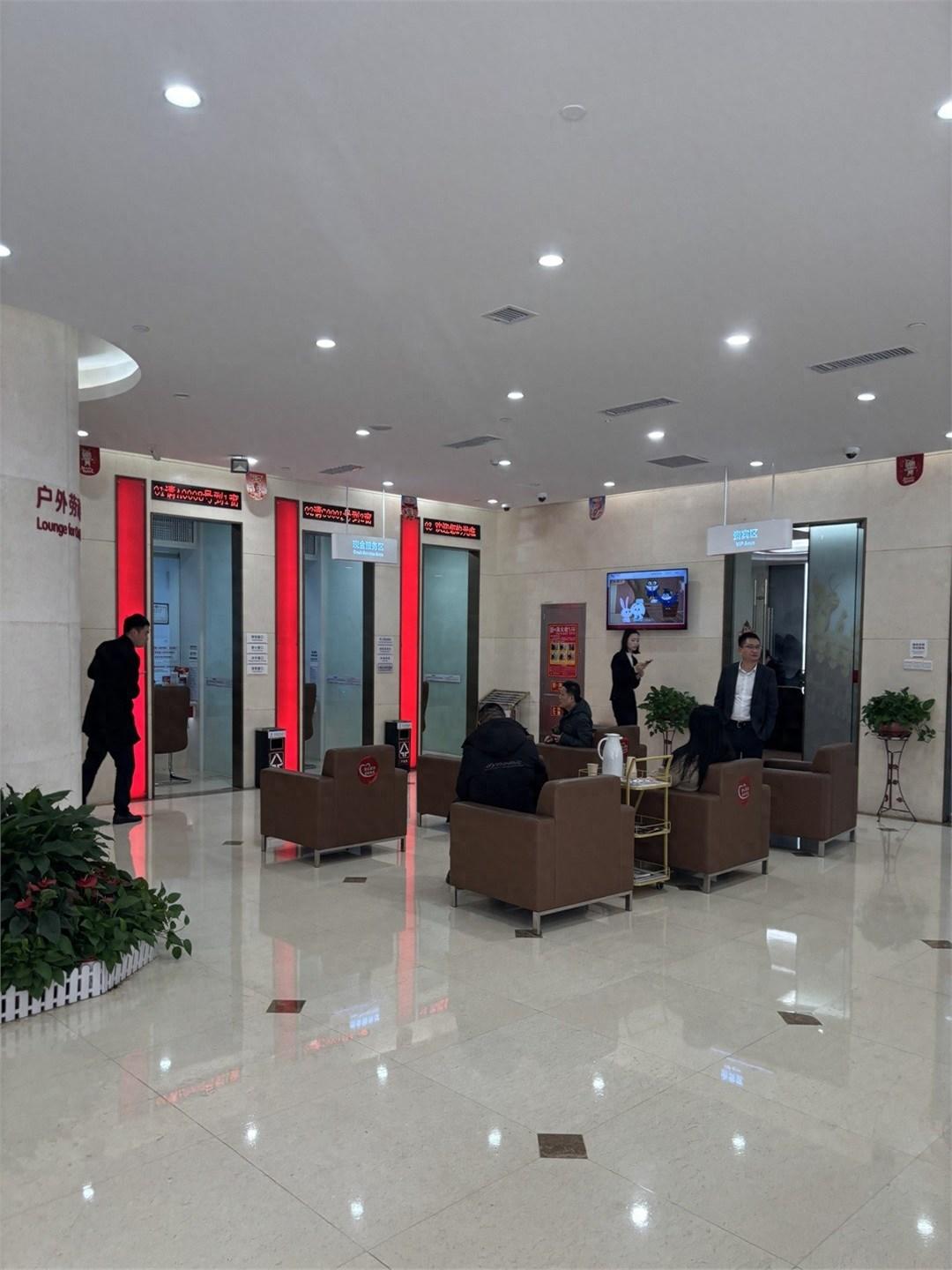 昨天和一位银行朋友吃饭，他摇头叹气说：“现在来存钱的客户，但凡问一句‘大额存单多