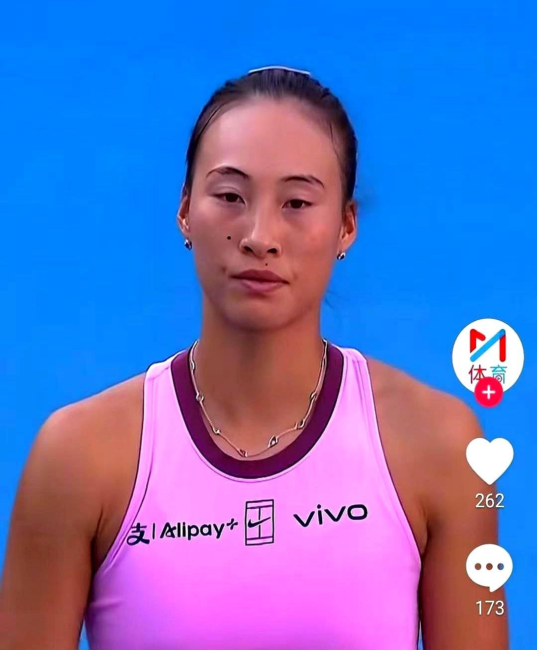 我发现郑钦文还得过自己心里那道坎儿。

雅典赛输给科雷吉茨科娃，错失四强，这事儿